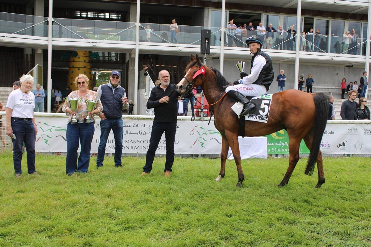 Коои Клементс на мере Зарка выигрывает кубок на чемпионате по прыжкам на лошадях арабской породы в Бельгии