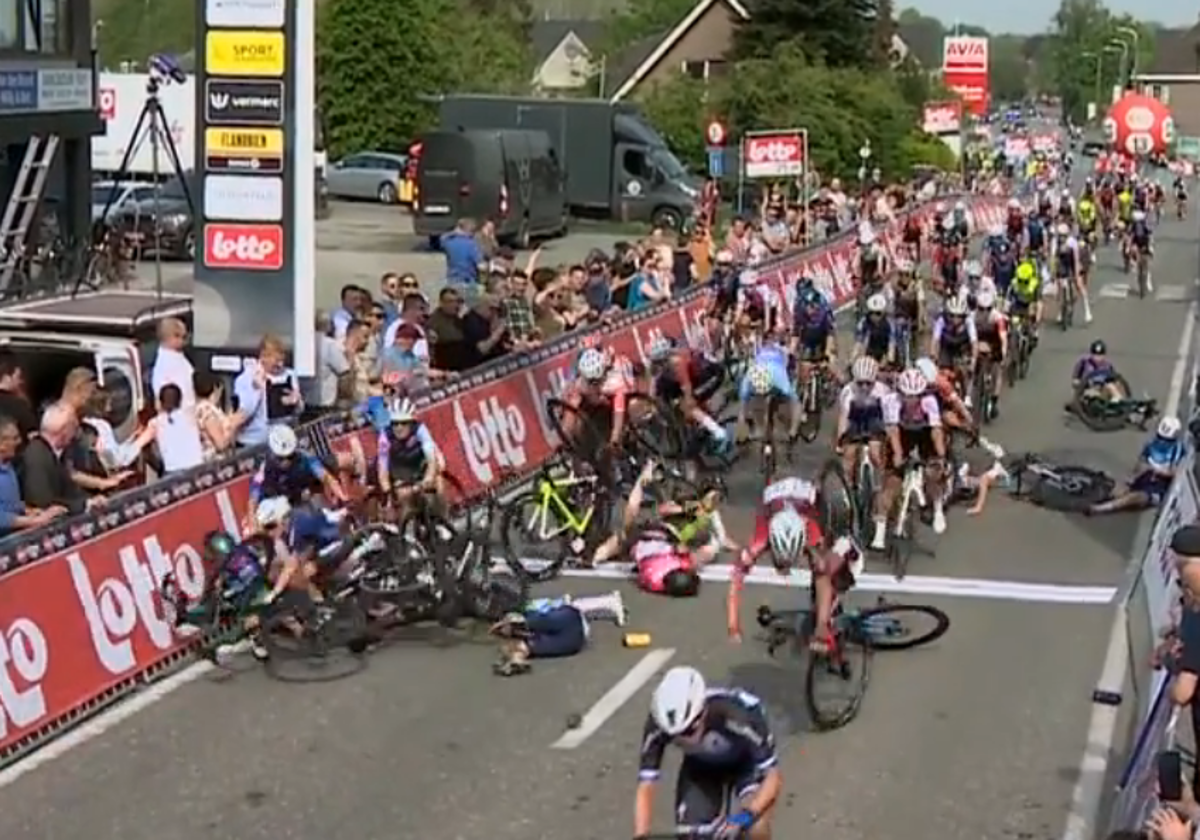 Множество велогонщиков пострадали при падении на финише Cyclis Bike Lease Classic в Хамме, Бельгия