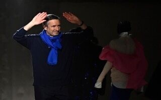 Бельгийский модельер Дриес Ван Нотен проводит заключительный показ мод после 40 лет в индустрии